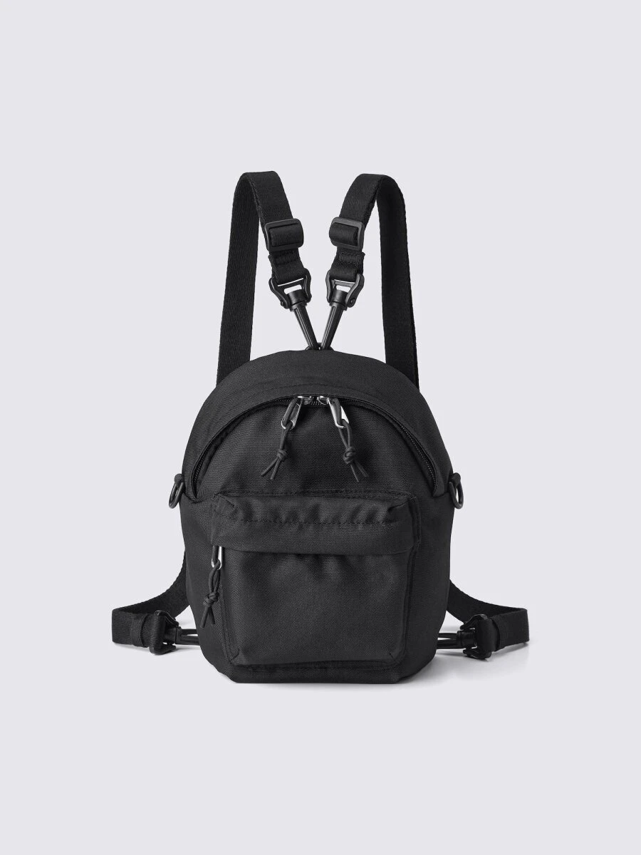 ショルダーストラップ付きでコンパクトな黒の2WAYミニバックパック ショルダーストラップ付きでコンパクトな黒の2WAYミニバックパック