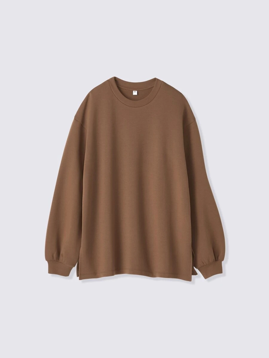 ゆったりシルエットのブラウンのスウェットTシャツ
