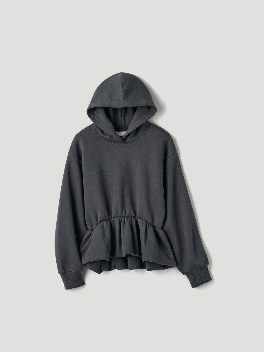 裾にペプラムデザインを取り入れたチャコールグレーのパーカ 裾にペプラムデザインを取り入れたチャコールグレーのパーカ