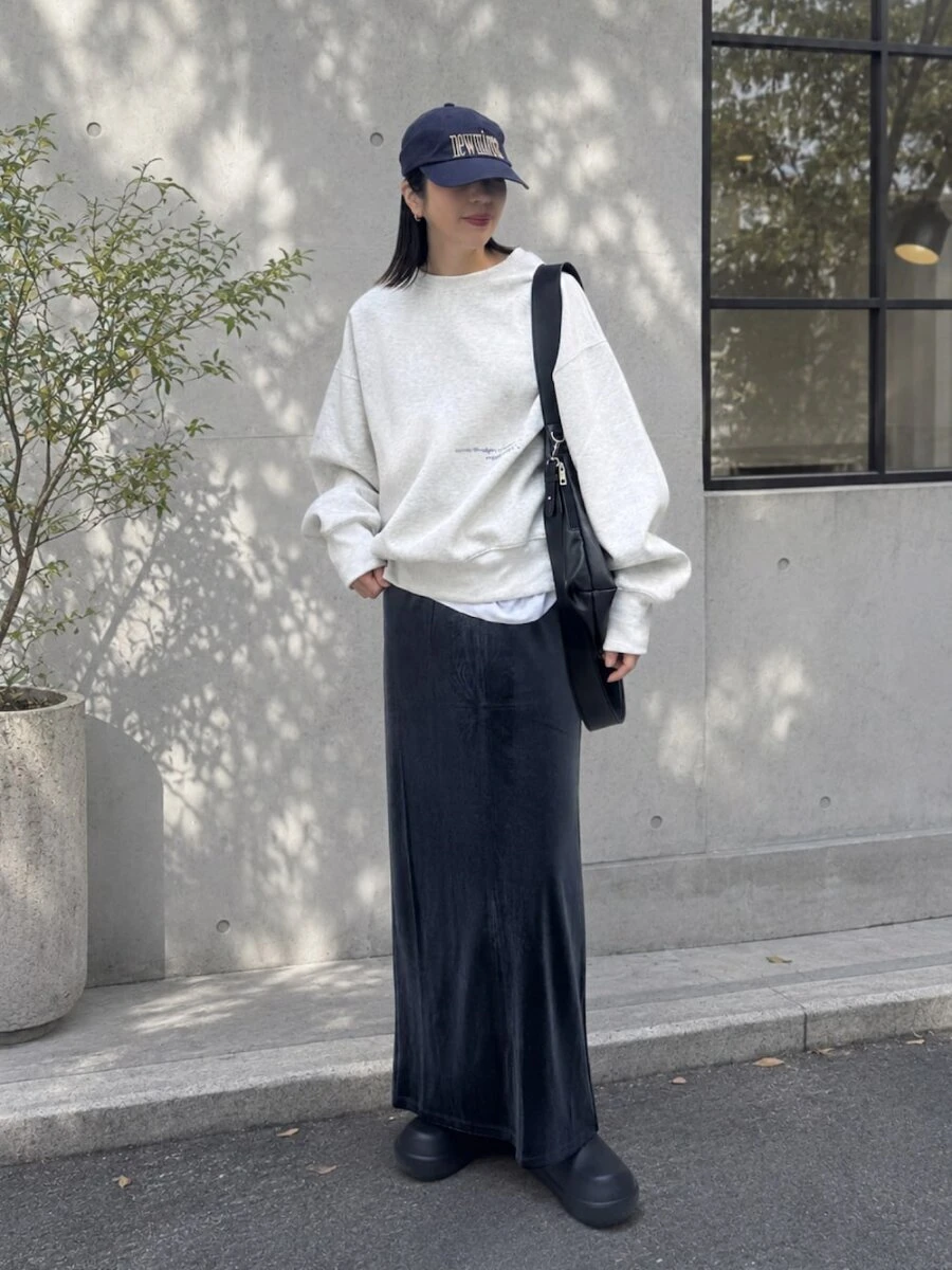 白のゆったりスウェットに黒のベロアスカートのコーデ