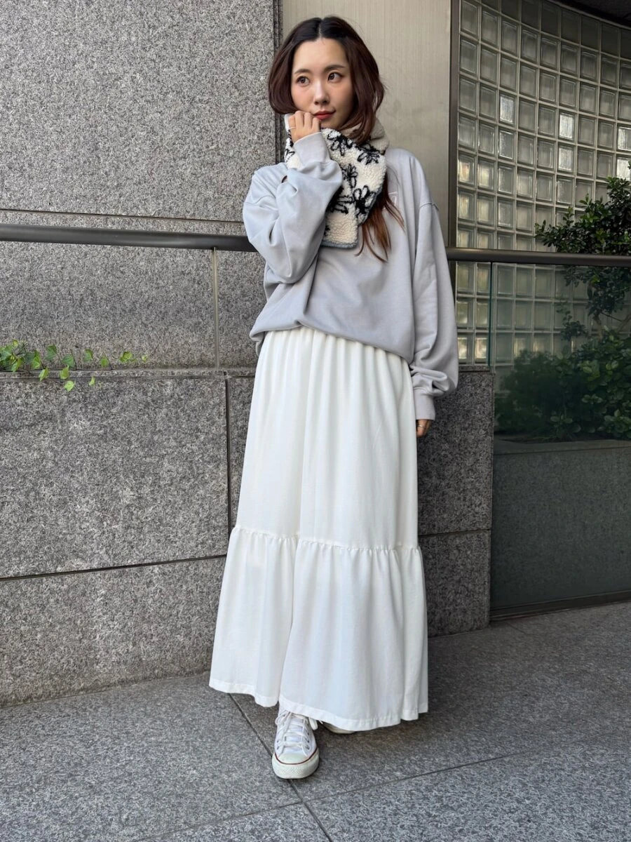 グレーのスウェットに白のボリュームスカートのコーデ