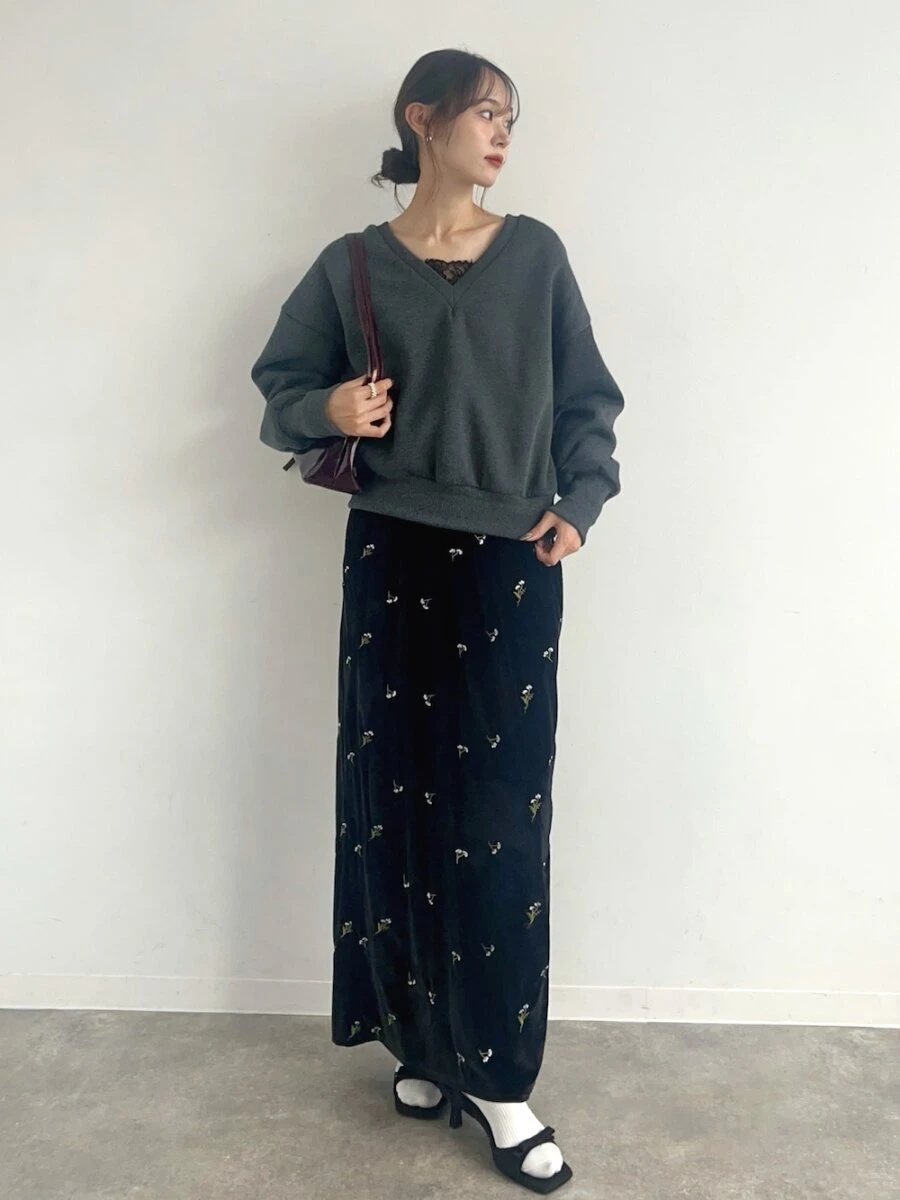 ダークグレーのVネックスウェットと花柄刺繍の黒スカートのコーデ
