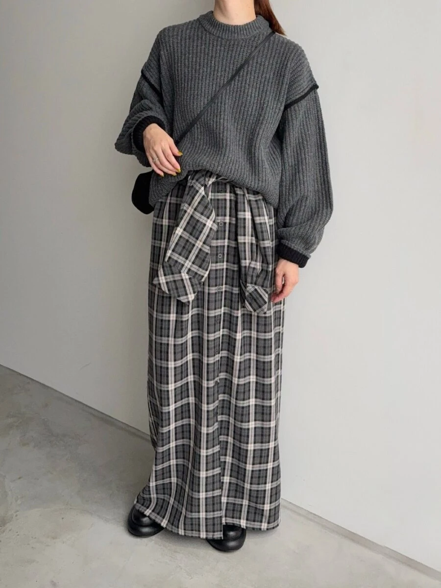 チェック柄シャツワンピースの腰にグレーのニットを巻きスカート風に結んだ女性 チェック柄シャツワンピースの腰にグレーのニットを巻きスカート風に結んだ女性