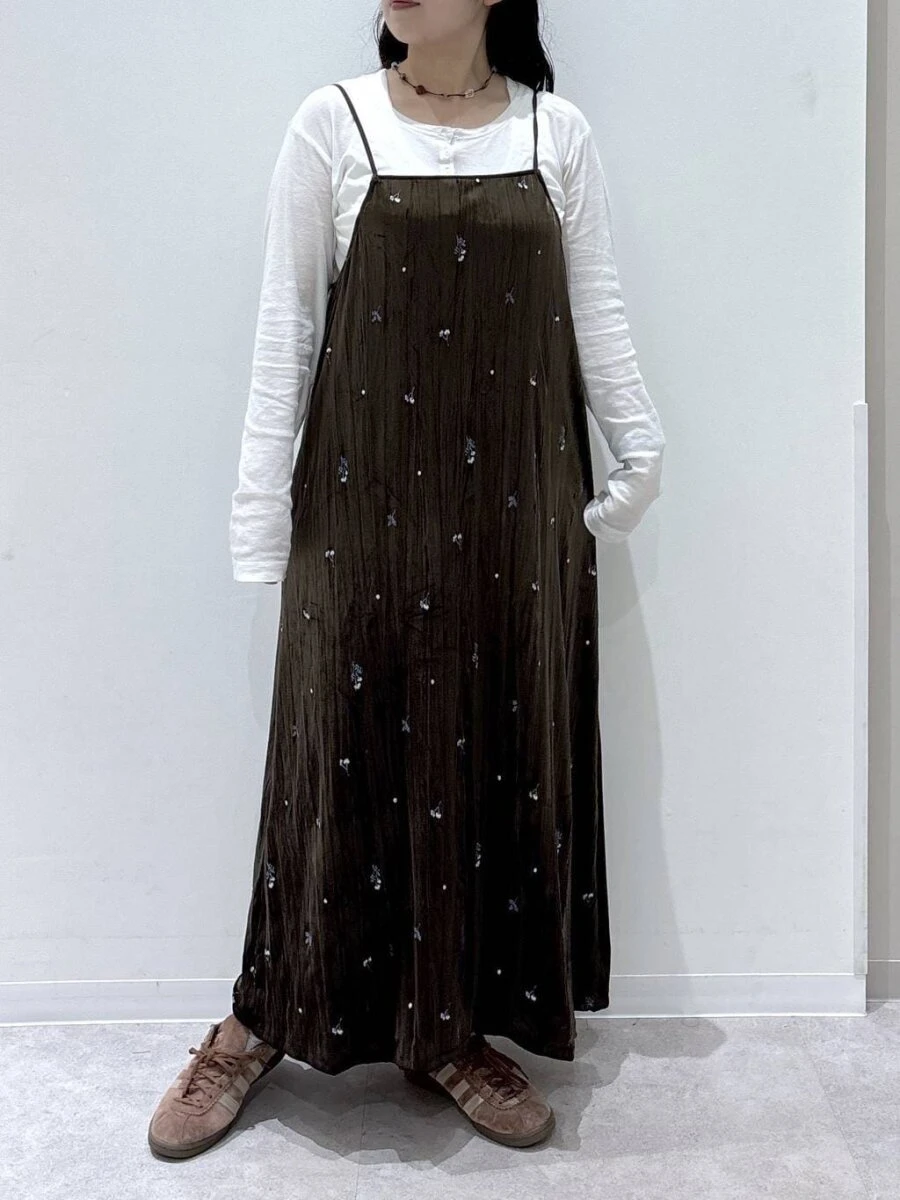 白インナーに花柄刺繍のベロアキャミワンピのコーデ 白インナーに花柄刺繍のベロアキャミワンピのコーデ