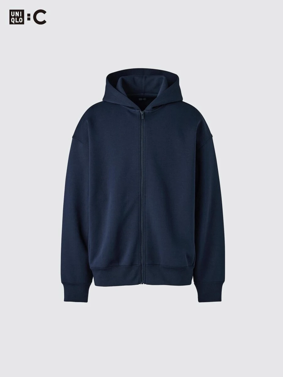 フロントジップとゆったりしたシルエットが特徴のフルジップパーカ フロントジップとゆったりしたシルエットが特徴のフルジップパーカ