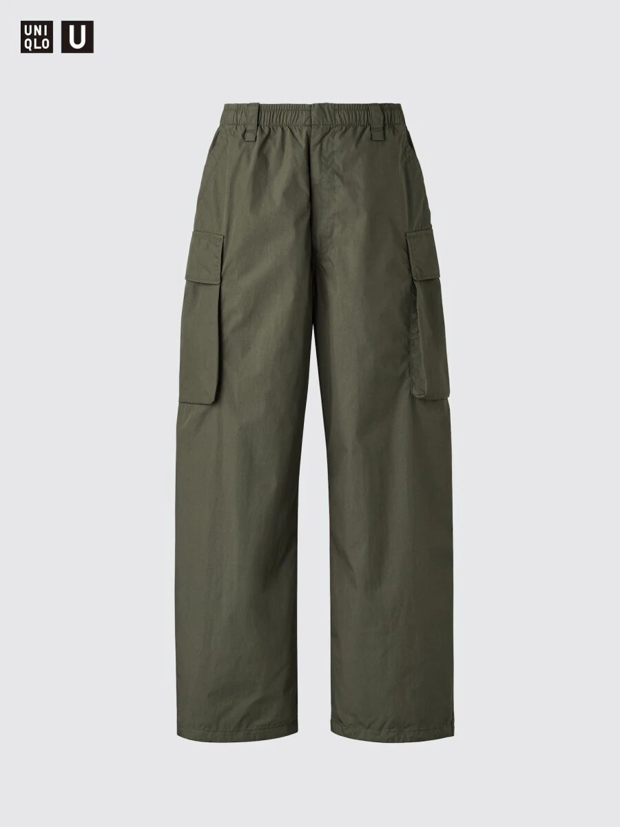 Uniqlo Uのカーキ色のワイドフィットカーゴパンツ