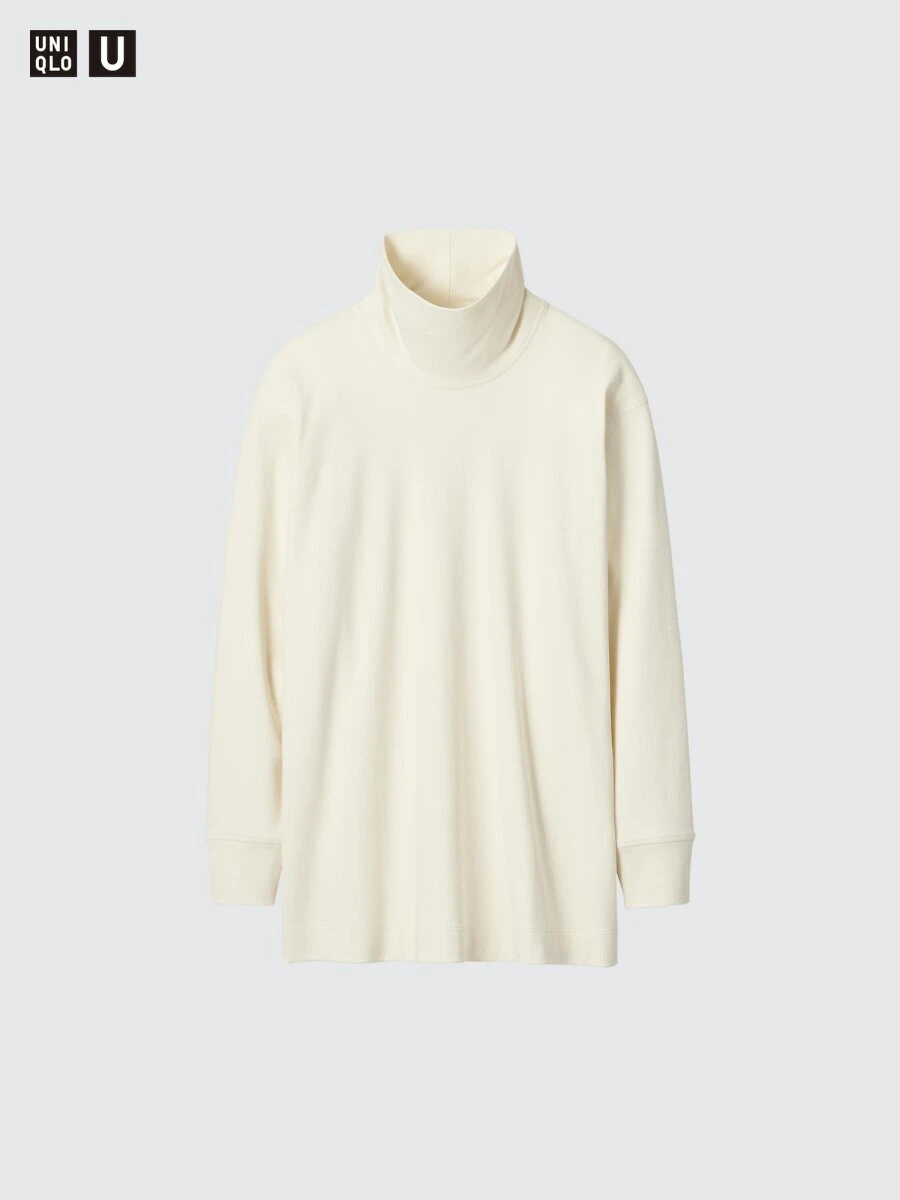 左上にUNIQLO Uのロゴが入った、白の長袖タートルネックロングTシャツの全体像