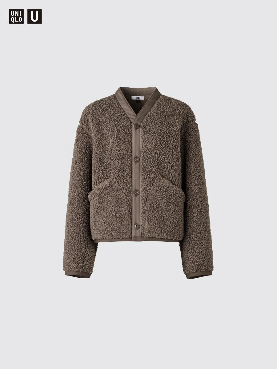 左上にUNIQLO Uのロゴが入った、ブラウンのノーカラーフリースショートジャケット