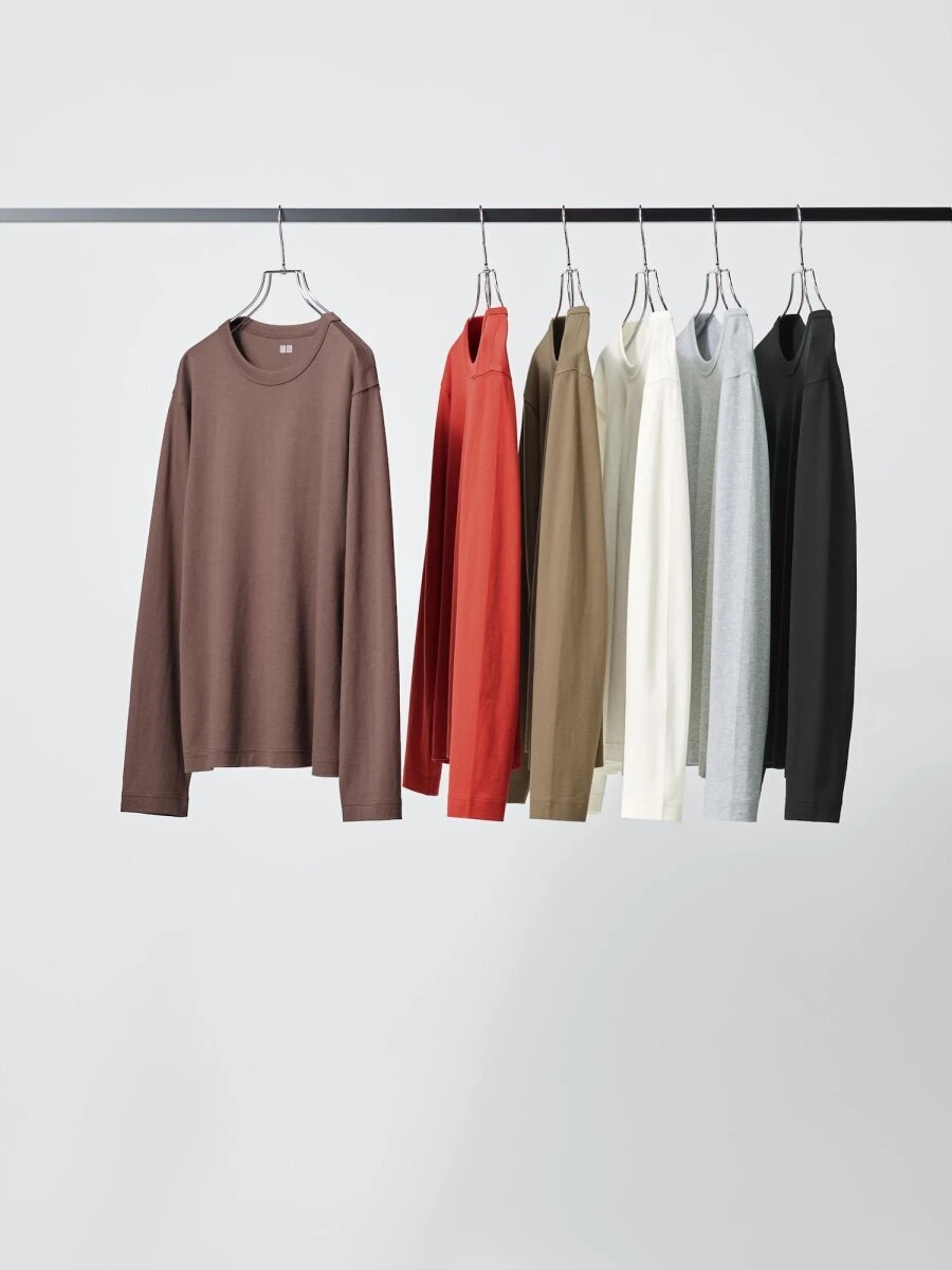 ブラウンやレッド、ブラックなどの長袖Tシャツがハンガーに並んでいる状態