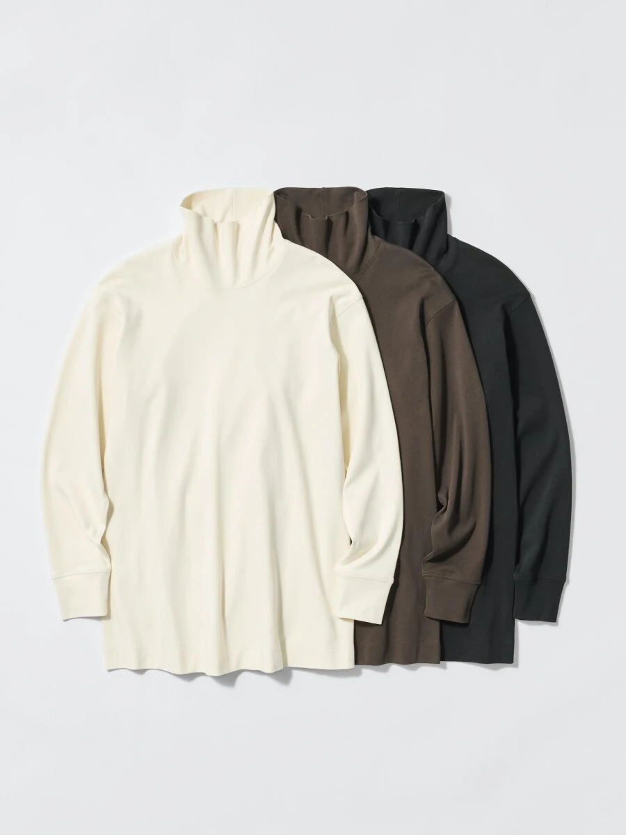 オフホワイトやブラウン、ブラックのタートルネックロングTシャツの重ね置き