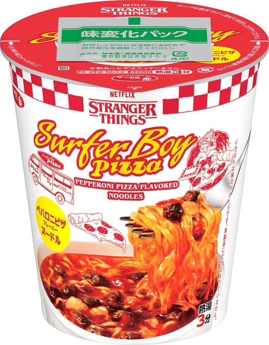 ペパロニピザ味ヌードルのカップ麺の容器にフォークで麺を持ち上げている様子