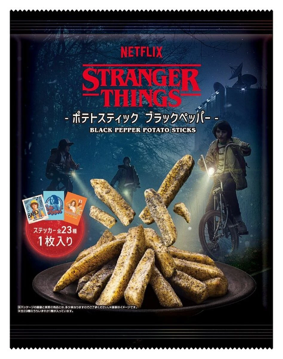 限定ステッカー付きのブラックペッパー味ポテトスティックの袋と盛り付けられたスナック