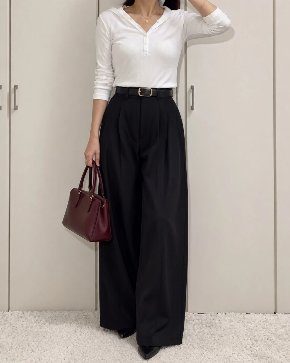 白のトップスに黒のワイドパンツを合わせたモノトーンコーデ 白のトップスに黒のワイドパンツを合わせたモノトーンコーデ