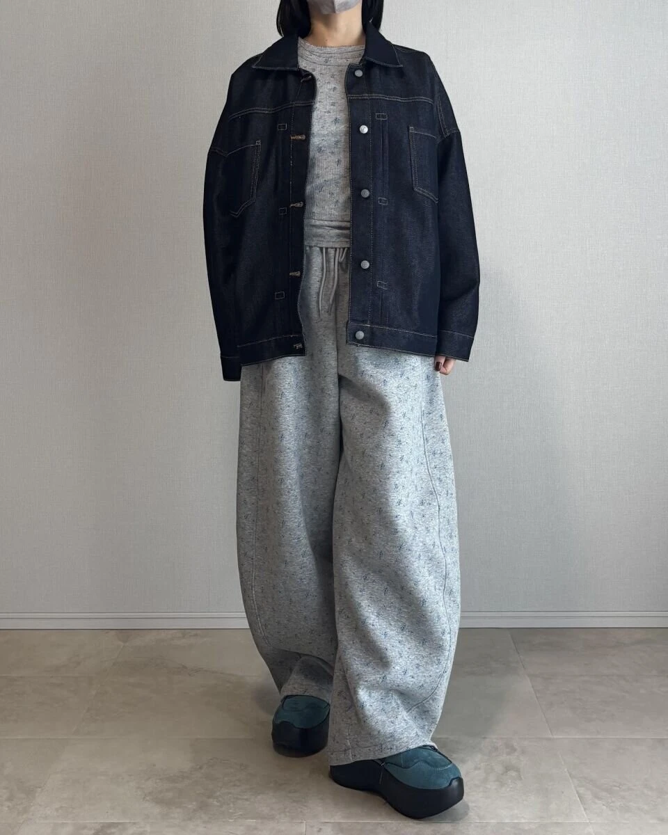 グレーのリブTシャツにスウェットパンツとデニムジャケットを合わせた全身写真 グレーのリブTシャツにスウェットパンツとデニムジャケットを合わせた全身写真