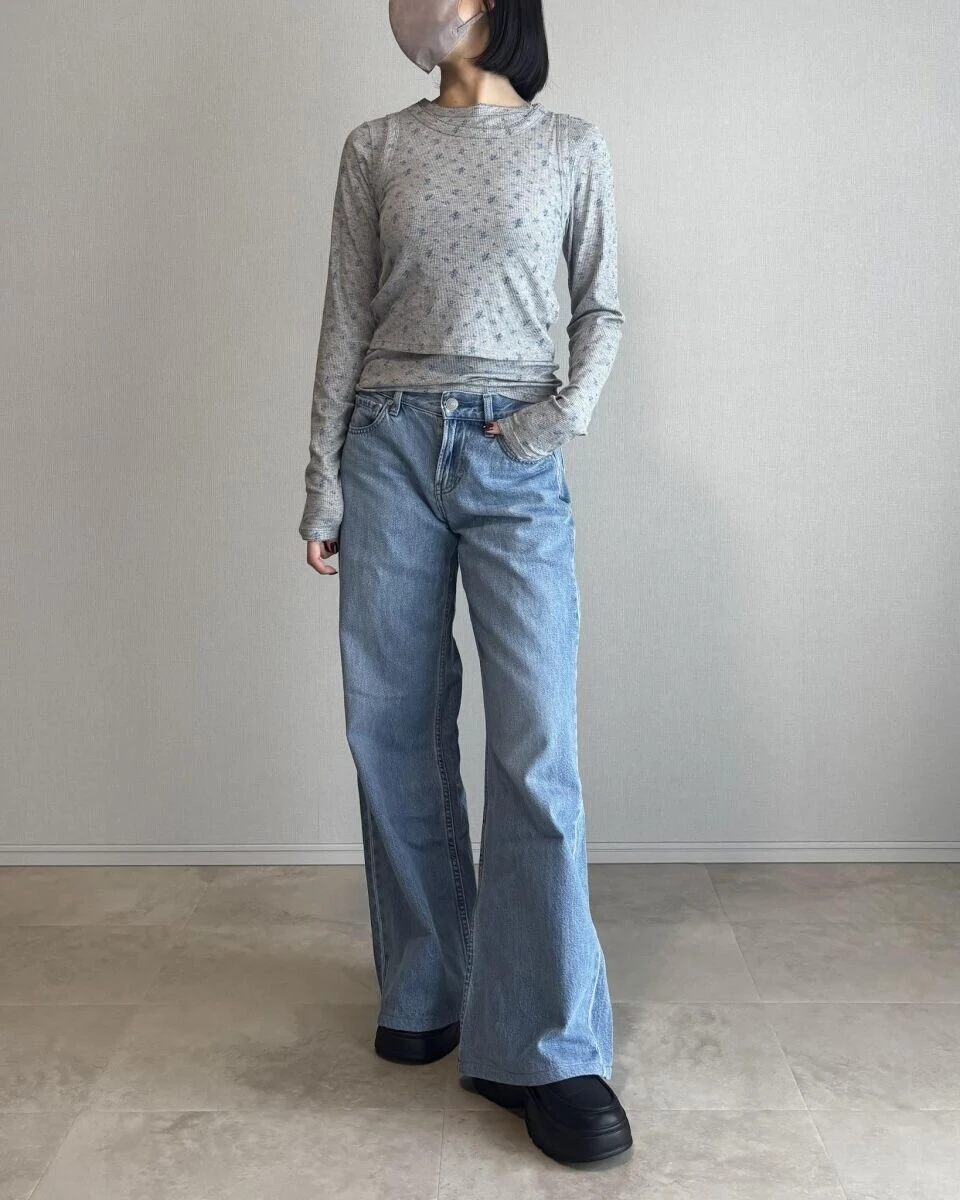 グレーのリブTシャツに淡いブルーのワイドデニムを合わせたコーディネート写真 グレーのリブTシャツに淡いブルーのワイドデニムを合わせたコーディネート写真