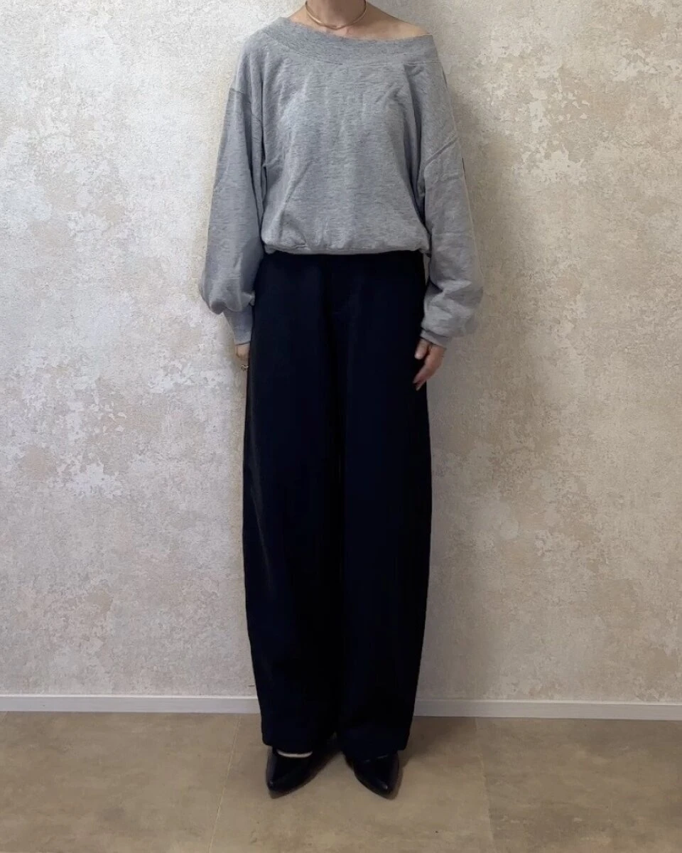 グレーのスウェットにダークグレーのパンツを合わせた全身の正面姿 グレーのスウェットにダークグレーのパンツを合わせた全身の正面姿