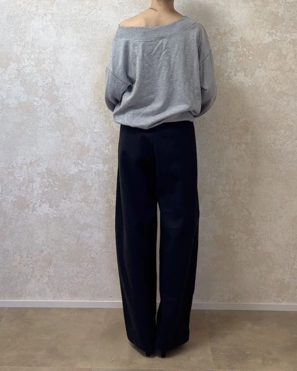 グレーのスウェットとバレルパンツを合わせた全身の後ろ姿 グレーのスウェットとバレルパンツを合わせた全身の後ろ姿