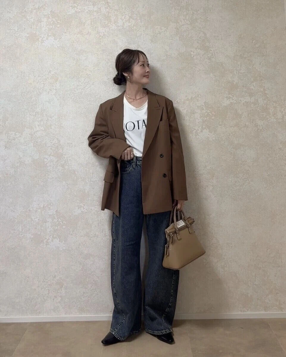 ブラウンのジャケットにロゴTとワイドデニムを合わせた女性のコーディネート ブラウンのジャケットにロゴTとワイドデニムを合わせた女性のコーディネート